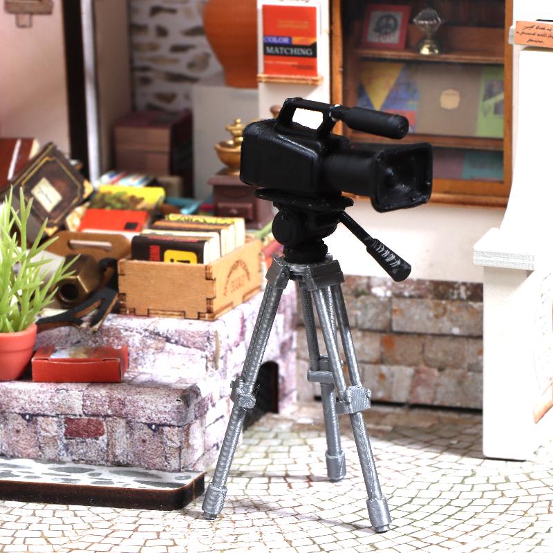 Photography Videos Free - ขาตั้งกล้องวิดีโอขนาดเล็ก รุ่น 1:12 สำหรับตกแต่งบ้านตุ๊กตา อุปกรณ์ประกอบฉากถ่ายภาพ ของตกแต่งบ้านตุ๊กตา